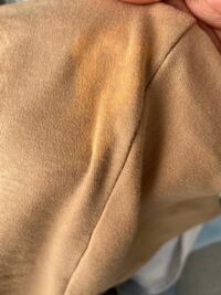 GUの5部袖のシャツを洗濯したらこのような汚れがついてしまったのですが、原因はなんなんでしょうか？ また、この汚れを落とす方法はありますか？