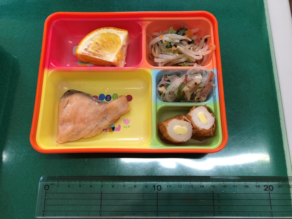 幼稚園の給食の弁当です 以前も投稿させていただきました これで330円です Yahoo 知恵袋