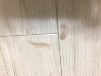 髪染めの液を床にこぼしてるしまい跡が残ってしまいました どうしたら綺麗に落 Yahoo 知恵袋