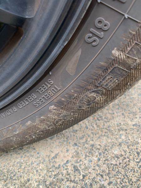 駐車時に軽く縁石に擦ってしまい、タイヤの側面に傷がついてしまいま 