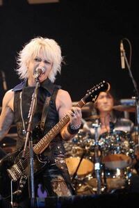 こちらこさのhydeさんが使っているギターストラップを探しているのですが Yahoo 知恵袋