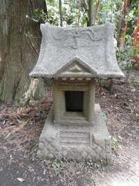 実家の庭に画像のような小さな石祠があり中に瀬戸物のお稲荷さんが入 Yahoo 知恵袋