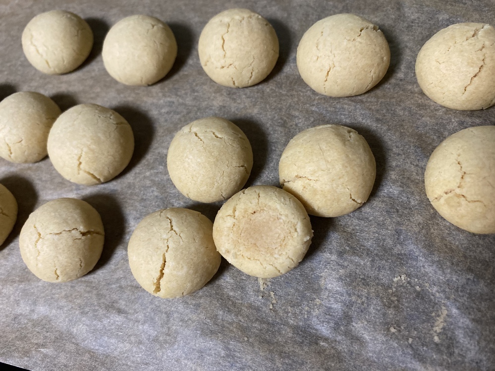 初めてスノーボールクッキーを作りました材料 薄力粉サラダ油砂糖です 生焼け Yahoo 知恵袋