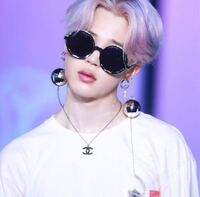 このサングラスにミラーボールの格好はいつのですか ジミンとジンの姿し Yahoo 知恵袋