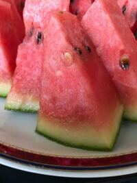 昨日買ったスイカなんですが いつも食べるスイカより赤く 皮の Yahoo 知恵袋