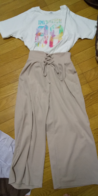 今日友達と遊びに行くのですが服装に困っています どれがいいと思い Yahoo 知恵袋