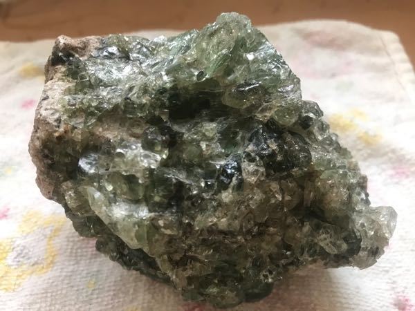 石に詳しい方に質問です。 - 前に畑で拾った石なんですけど、緑色の何