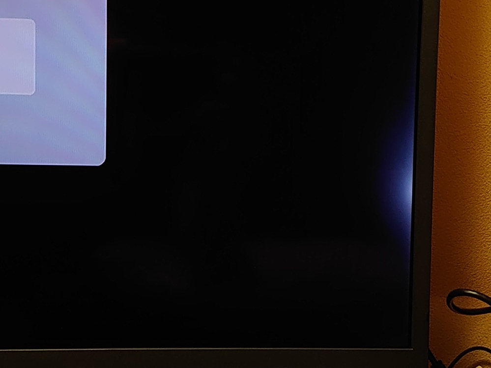 液晶テレビこれは故障？ - バックライトの光漏れですね。故障（初
