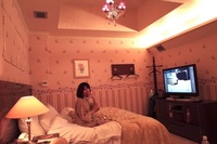 女子校生　ラブホテル 大人気ロックバンドのメンバーがラブホテルで女子中学生２人と性行為... - Yahoo!知恵袋