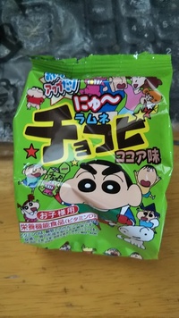 クレヨンしんちゃんのお菓子のわにやまさんの歯が金色になってますが