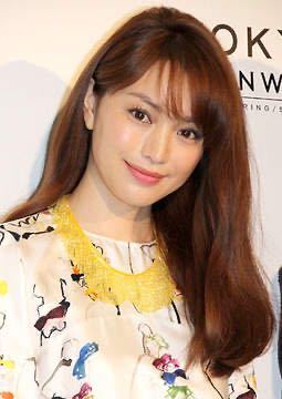 蛯原友里さんのパーソナルカラーって何ですか オータムとスプリングに分 Yahoo 知恵袋