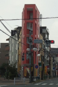 画像は 東京都葛飾区の 南綾瀬小学校前 の信号にあるピンク色の外壁を持つ５階建て 教えて 住まいの先生 Yahoo 不動産
