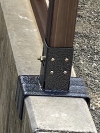 このようなラティス用固定金具を使って隣の家との境界にフェンスを建てる場合 金具部 教えて 住まいの先生 Yahoo 不動産