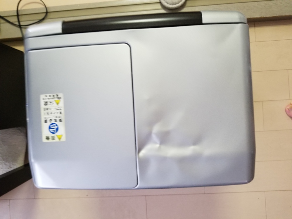 数日前にファンヒーターの全面を誤ってへこましてしまいました。メーカ