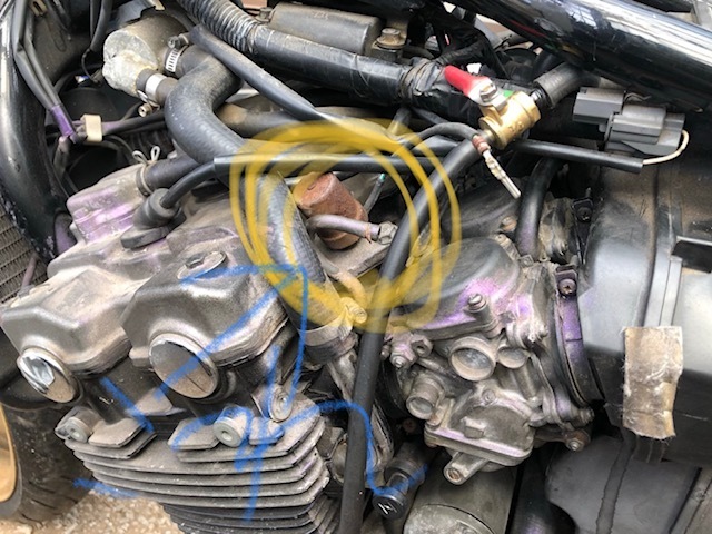 CB400SFNC39のキャブ周りをばらしていたところ、写真の黄
