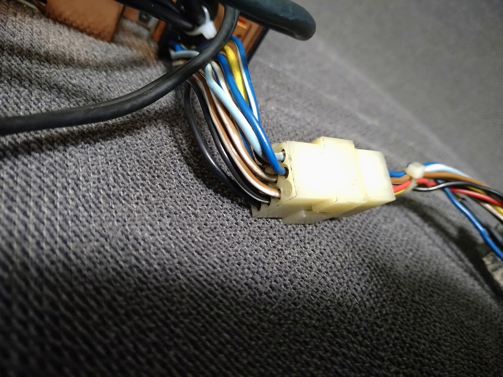 ALPINE7909jのAUX配線方法についてRCAのライン入力に外部機器