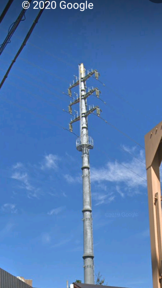 これは高圧電線でしょうか。送電線？電波塔？幼稚園の敷地内にあって 