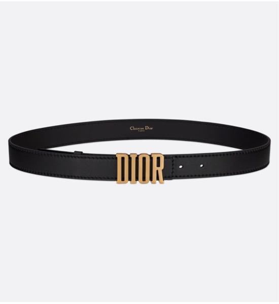 diorのこのベルトを買おうと思っているのですが、ダサいでしょ