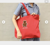 キャンパストートで、この写真の赤のトートバッグは派手でしょうか？(大学で使います。) 個人的には、このくまの柄が好みでアイボリーの方が欲しかったのですが、赤しか売っておらず、購入するか迷っています。
率直な意見をお願いします。