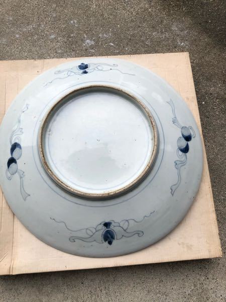 すいませんこちらの伊万里と思われる小皿なのですが底面に「奇玉宝鼎之