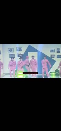 防弾少年団がピンクのつなぎ みたいなのを着て歌ってて 踊りとか歌とか可愛くなっ Yahoo 知恵袋