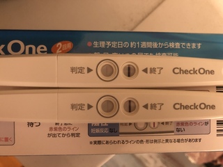 チェックワンでのフライング検査です 糸のように細いですが 生理予定日４日前 Yahoo 知恵袋