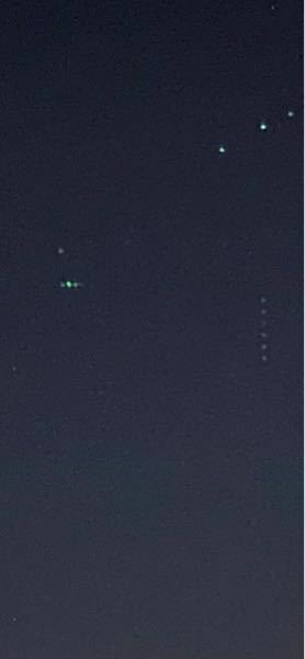 夜空の写真なのですが この右中央に見えている縦に5個並んだものは Yahoo 知恵袋