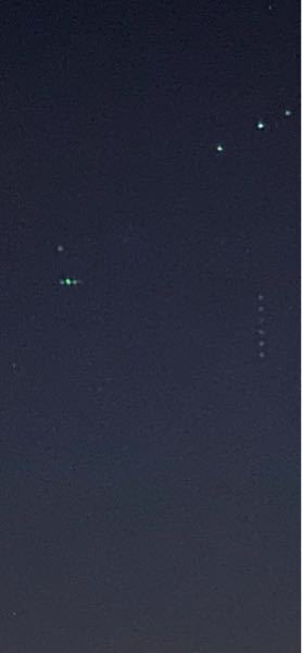 夜空の写真なのですが この右中央に見えている縦に5個並んだものは Yahoo 知恵袋