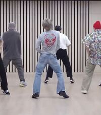 Btsの ダイナマイト 練習動画でジミンが着ていたこのtシャツのブランドを Yahoo 知恵袋