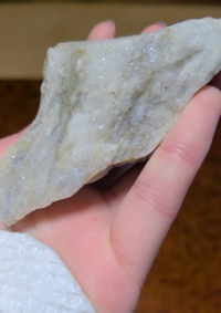 堆積岩の砂岩は岩石や鉱物の粒で出来たもの とあるのですが写真に写 Yahoo 知恵袋