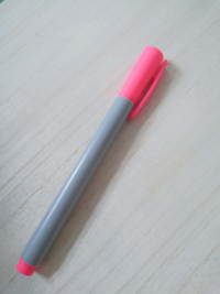この蛍光ペンはなんのメーカー？ですか？ 気に入っていたのですが文字の部分が剥げてしまって何か分からなくなってしまいました