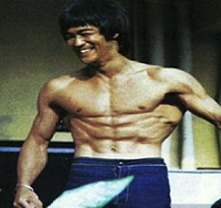 ブルースリーが最強な理由 あのような凄いパンチと蹴りをいまだに誰もスクリーンで Yahoo 知恵袋