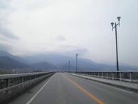 このように 歩道が片方しかなく 車道を走ると車と衝突しそうな橋 山梨県富士 Yahoo 知恵袋