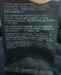 ヤフオクで購入したバレンシアガのパーカーのタグなんですが偽物でしょ 
