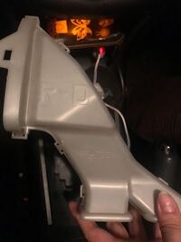 自動車の内装を止めるプラスチックの部品名を教えてください 穴に白い受け部品 Yahoo 知恵袋
