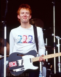 レディオヘッドのトムヨークが使用してるギターの旭日旗のステッカーって日本へ Yahoo 知恵袋