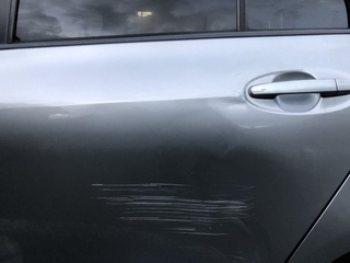 車の傷を治したい 朝寝ぼけて車のドアを擦ってしまいました Yahoo 知恵袋