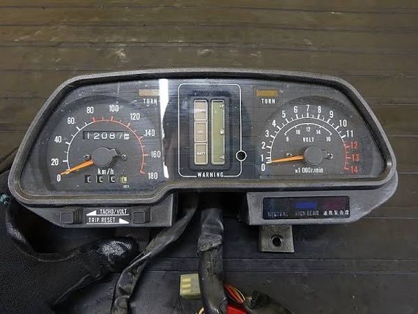 GPz400Fでこのメーターがついてるバイクと普通のメーターがつ