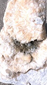 これは何て名前の石ですか 小さな水晶の細いのがある所もあります Yahoo 知恵袋