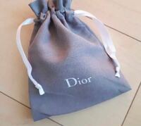 このDiorの巾着袋って、Dior公式のオンラインで、リップとか - Yahoo!知恵袋