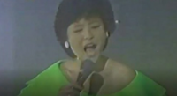 これは松田聖子がロックンロールを歌ってる画像のようですが髪型がおばちゃんチ Yahoo 知恵袋