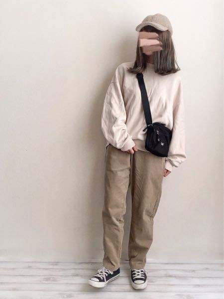 明日ガソスタのバイトの面接に行くんですけど服装は下の写真みたいな 