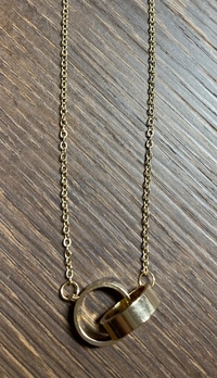 このネックレスはダサいですか 安っぽいから中学生までですね 高校生なら百 Yahoo 知恵袋