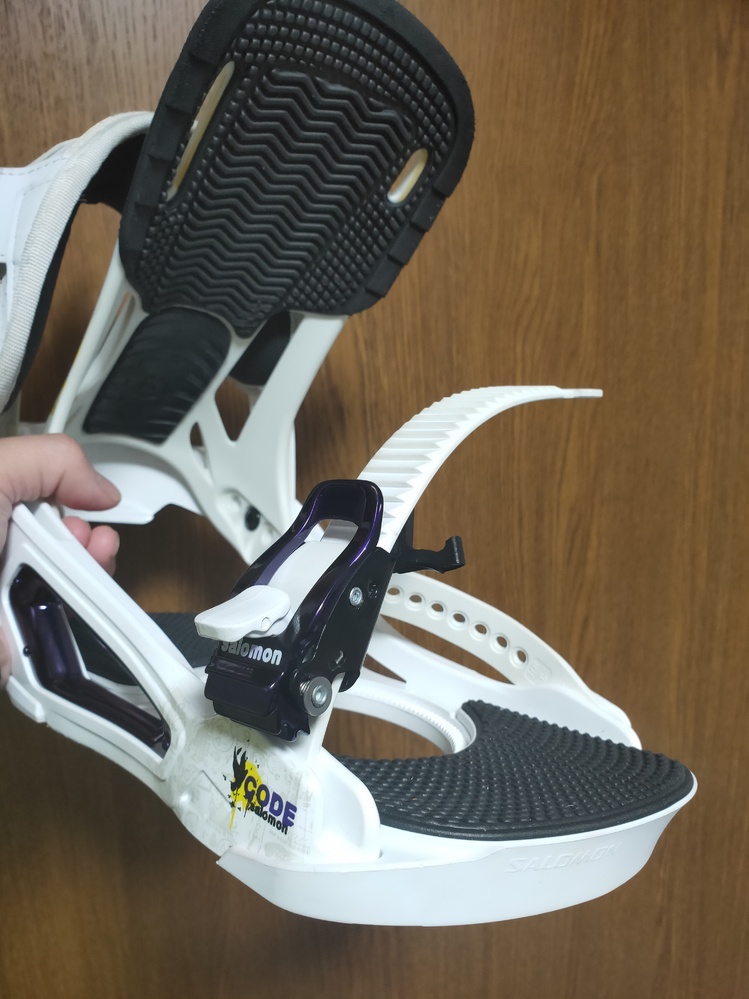 スノーボードでサロモンのビンディングを使用しています。 - トゥ