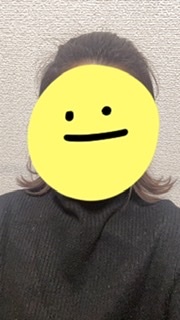 マイナンバーカードの証明写真なんですが自宅でとったため背景に壁も 