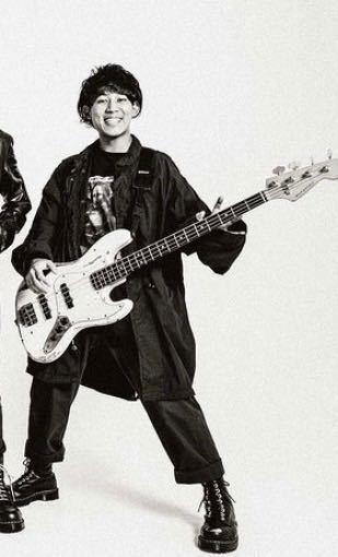 ハルカミライのベース須藤俊さんがライブの時に着用しているジャケット