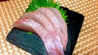 この刺身でなんの魚か分かりますか ヒント1 夏が旬の魚です Yahoo 知恵袋