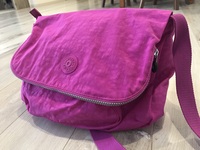 キプリングのこのようなバッグを男が持っていたらおかしく見えま Yahoo 知恵袋