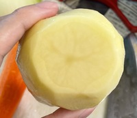 度々すみませんこちらのジャガイモは食べられますか 両側に茶色の線 Yahoo 知恵袋