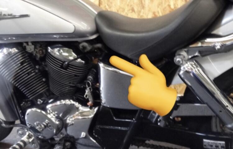 シャドウスラッシャー400について質問です。写真の指さしてるとこの